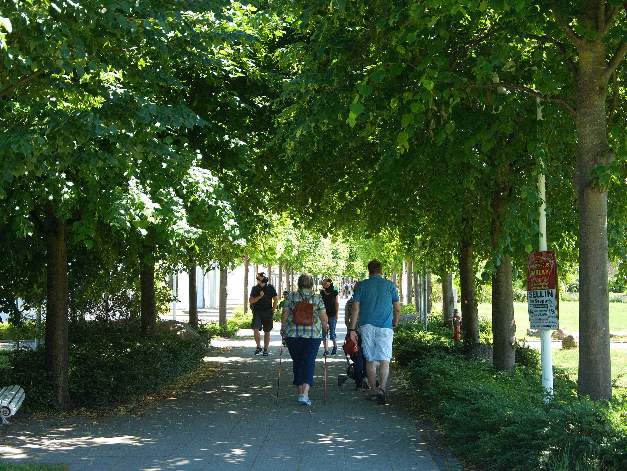 der kleine Sandstrand an der Dorfstraße