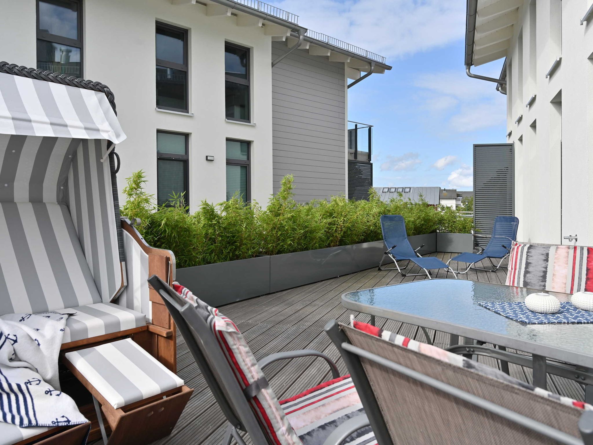 Das Wohnzimmer mit gemütlichem Sitzbereich und Essecke sowie einem Zugang zum möblierten Balkon