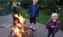 Kinder am Feuer