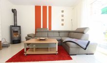 Wohnzimmer Couch und Kamin