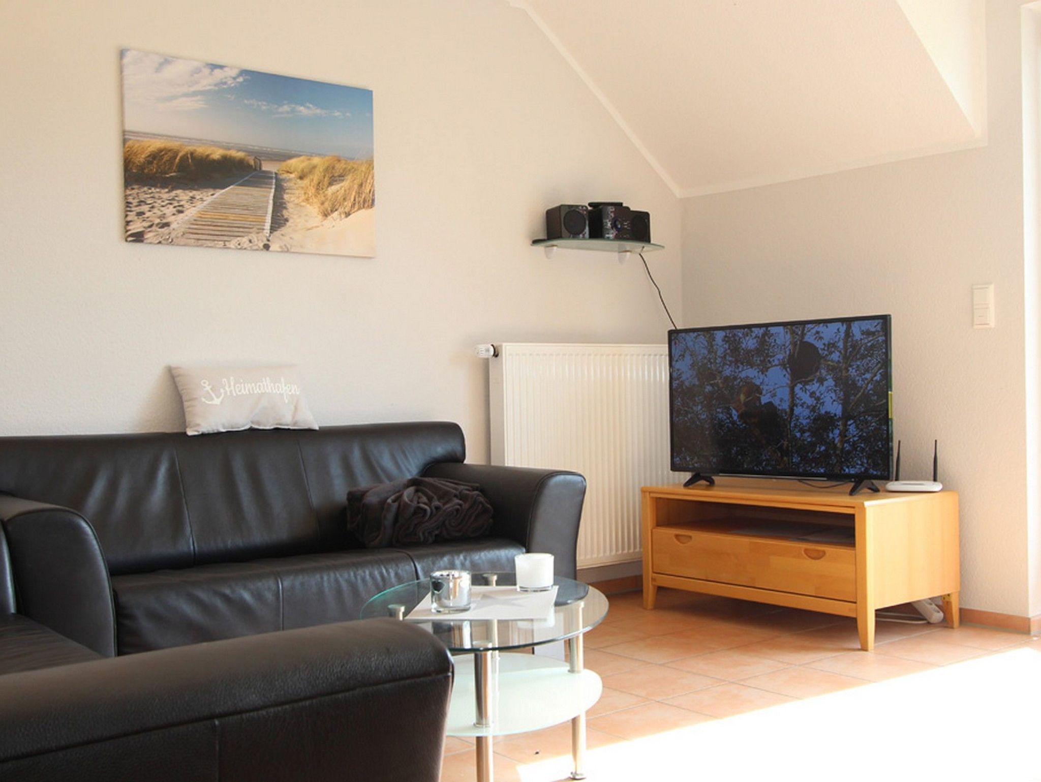 bestuhlter Balkon mit Blick ins Wohnzimmer