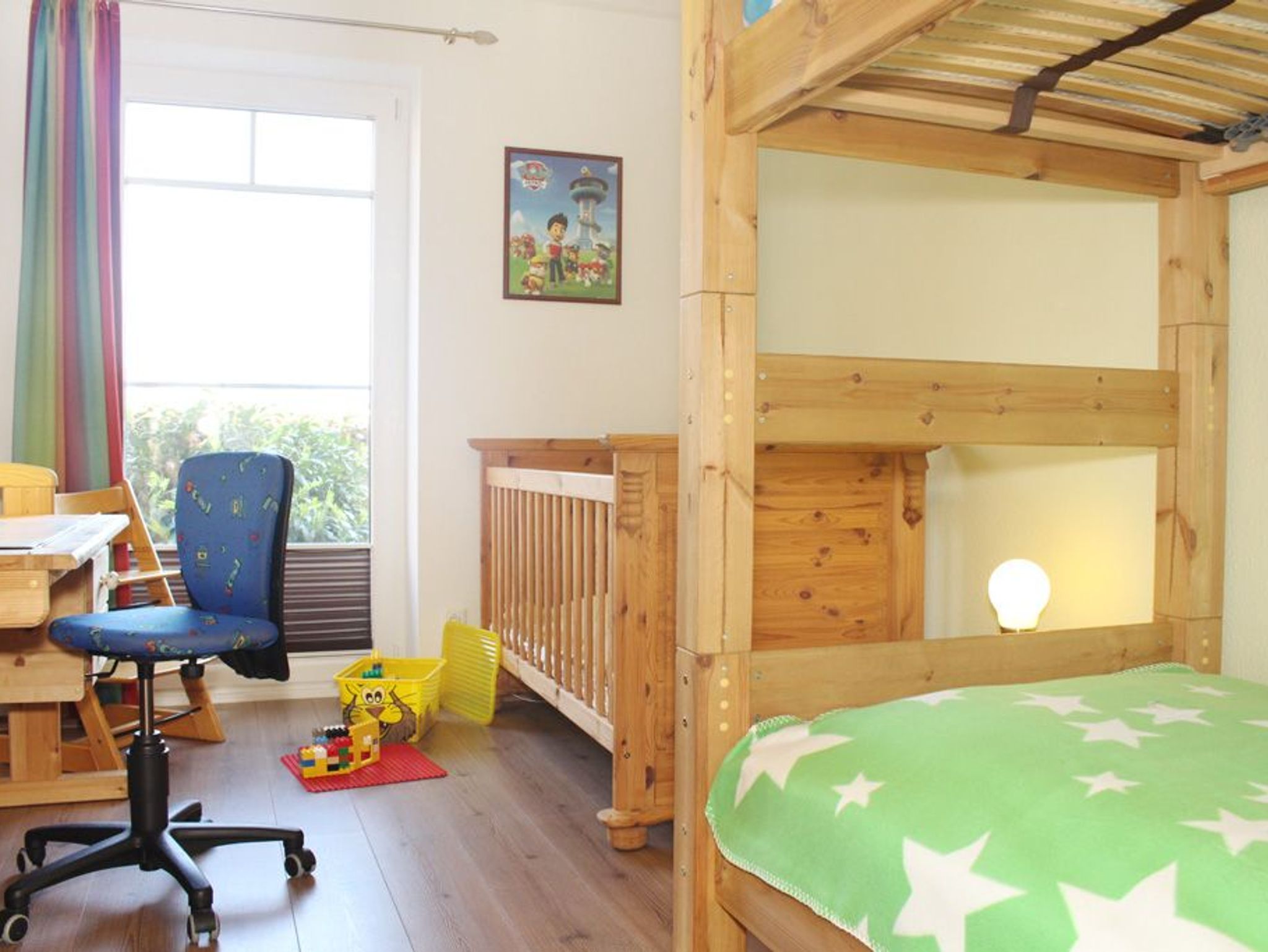 Gäste-/ Kinderzimmer Schreibtisch und festes Holz-Kinderbett