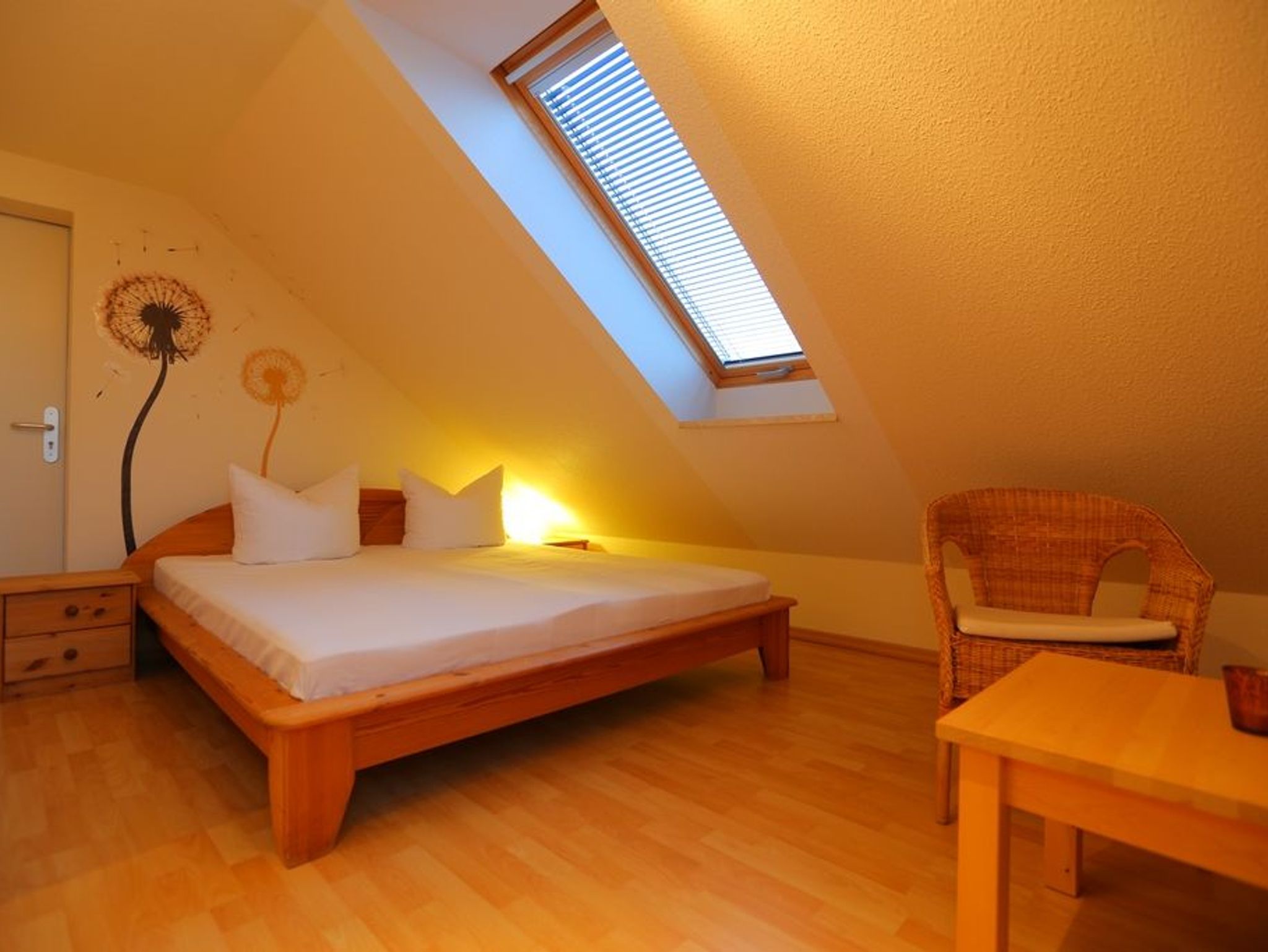 offene Schlafgalerie mit Doppelbett in der 2. Wohnebene (DG)