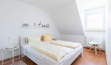 Schlafzimmer 2 mit Doppel- und Kinderbett im 1.OG