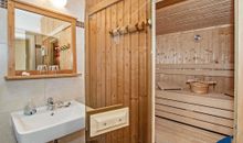 Badezimmer mit Dusche, Sauna und WC im EG