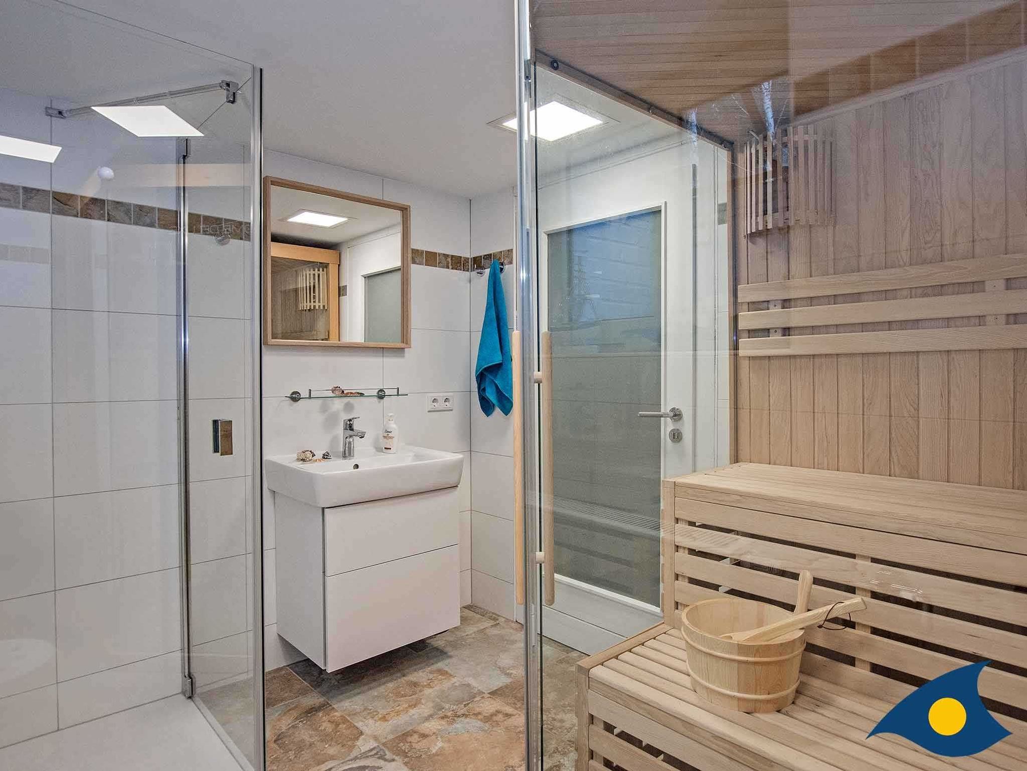 Badezimmer 3 mit Sauna, Dusche und WC im Untergeschoss