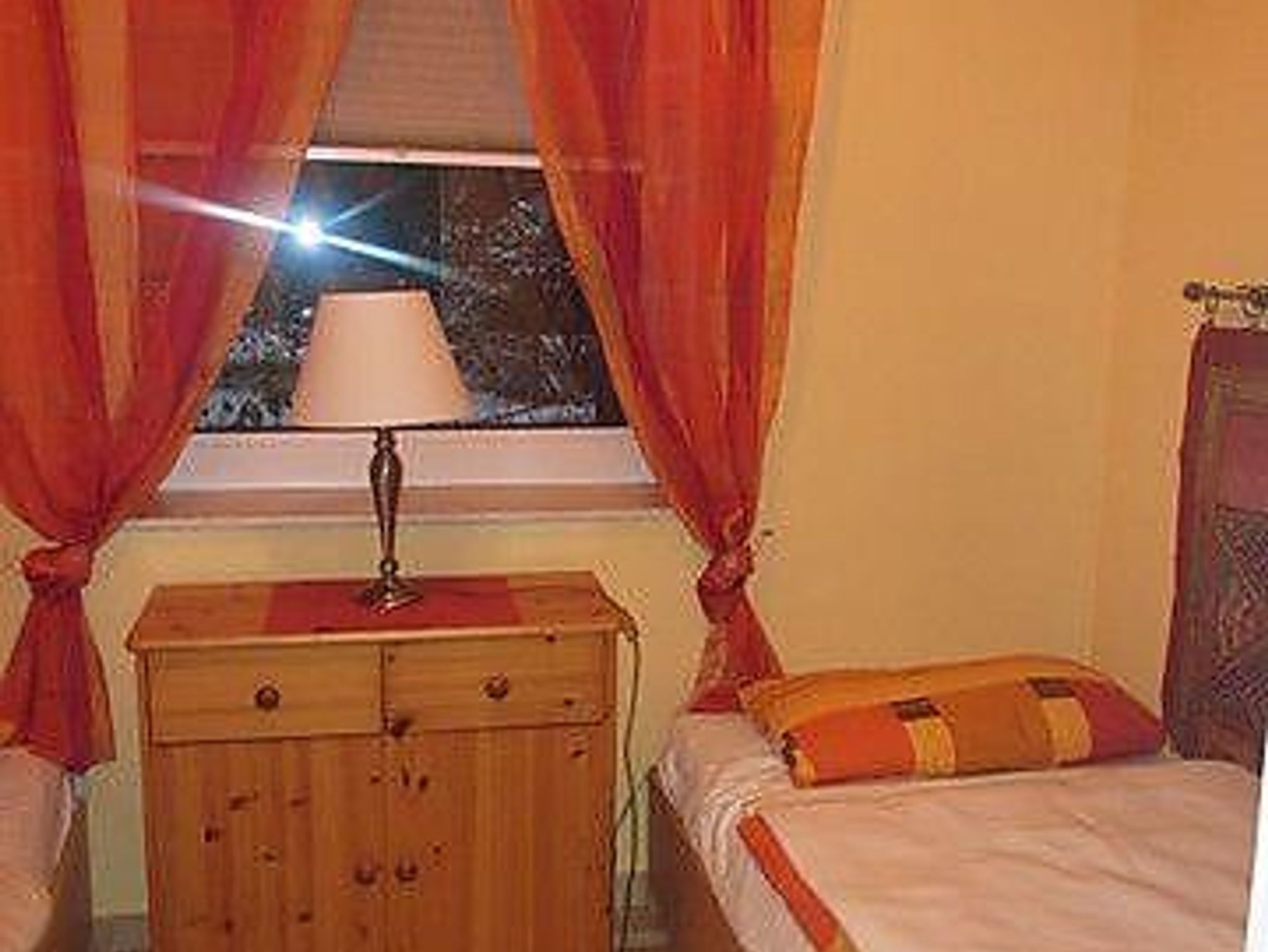 Schlafzimmer mit Doppelbett und Zugang zum Balkon