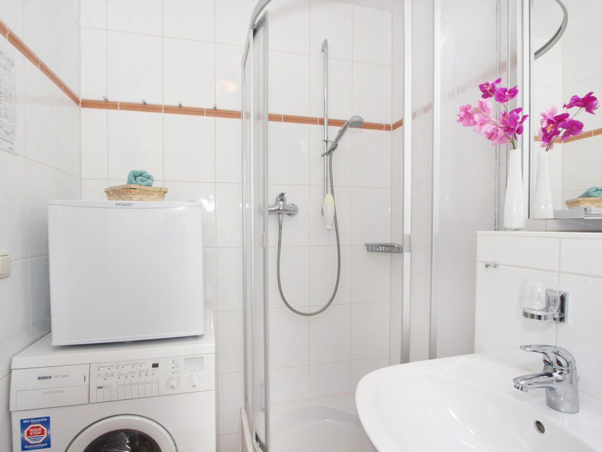 Bad Dusche, Waschmaschine und Waschbecken