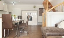 Essecke Wohnzimmer/ Küche mit Treppe zur 2. Ebene (DG)