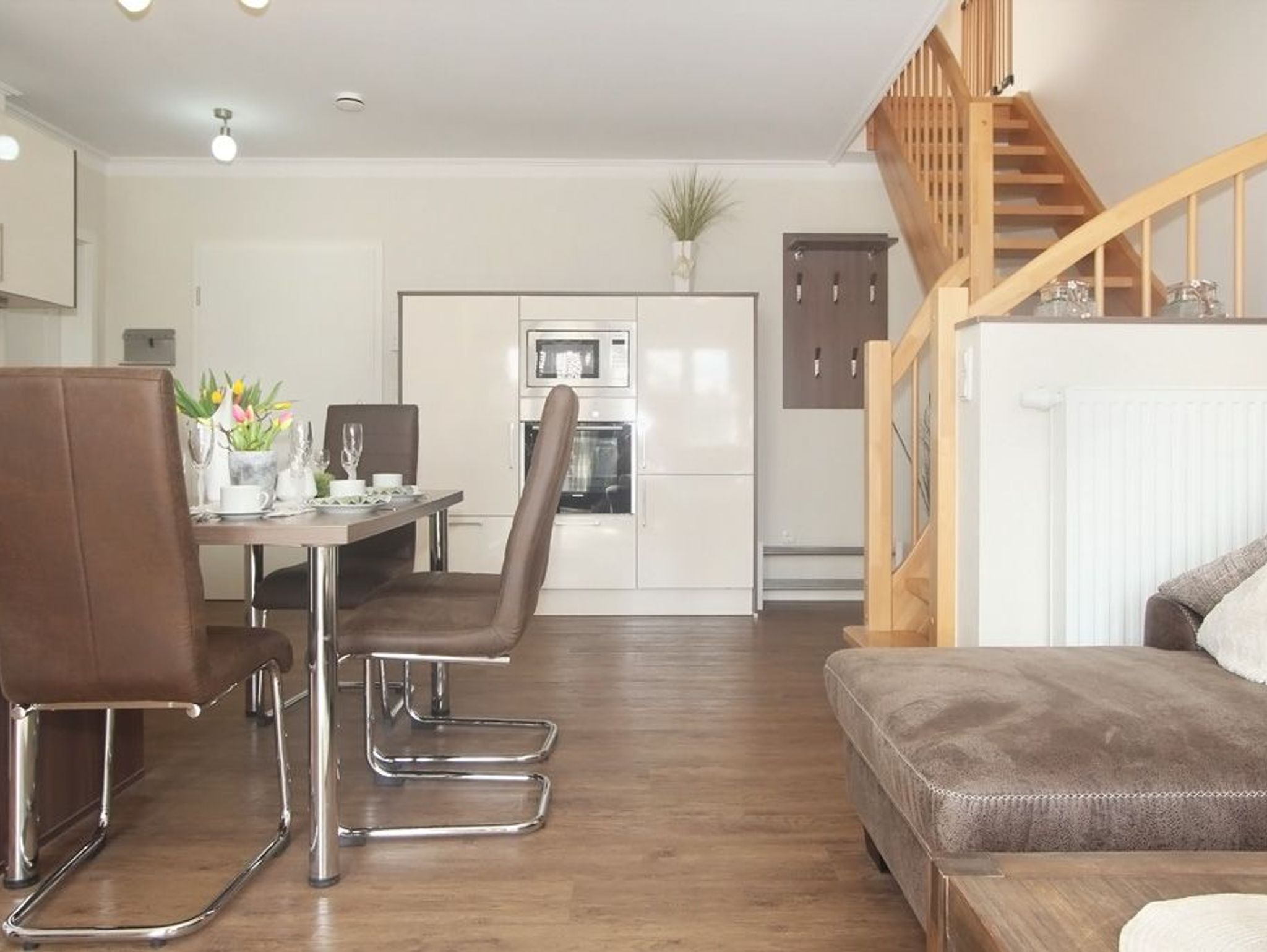 Essecke Wohnzimmer/ Küche mit Treppe zur 2. Ebene (DG)