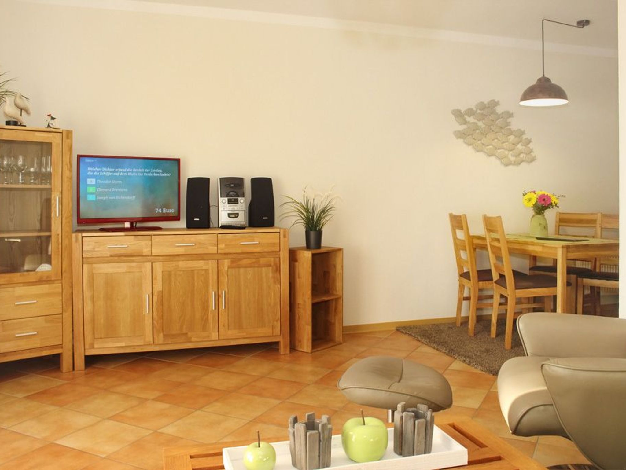 Wohnzimmer TV-Bereich und Essecke