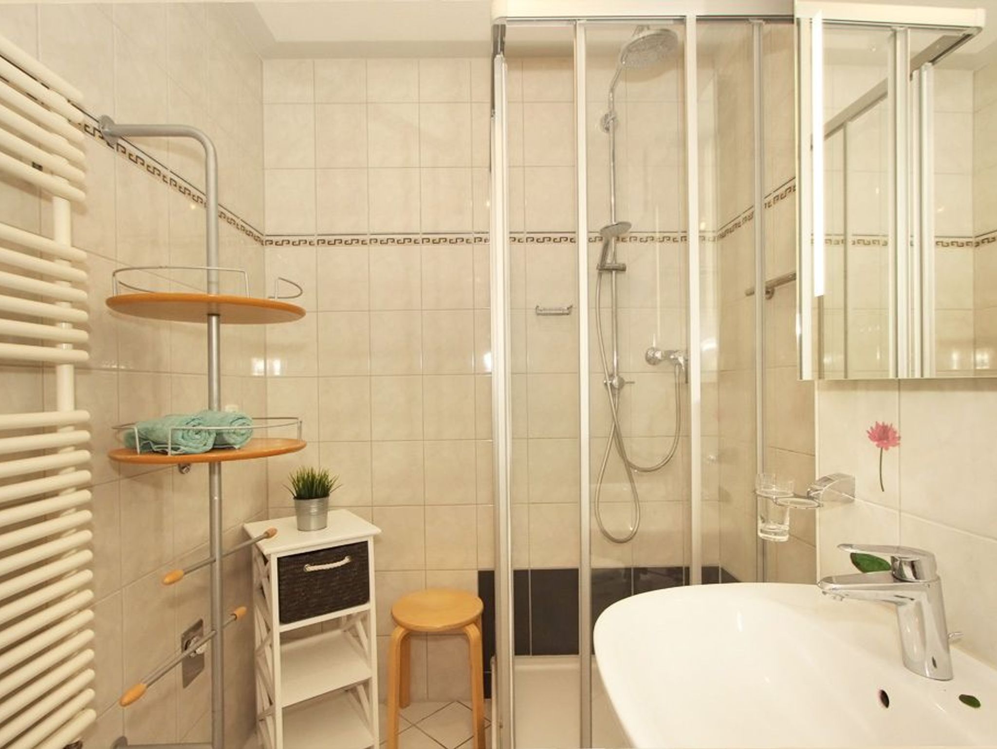 Bad Dusche, Waschbecken und Handtuchheizung
