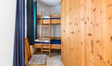 Schlafzimmer mit Doppelbett + Etagenbett + Kleiderschrank