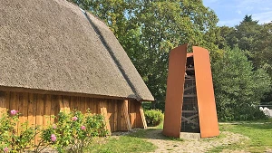 Glockenturm neben der Kirche