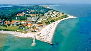 Hohwachter Strand, im Vordergund der Badesteg in Alt Hohwacht