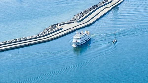 Fahrgastschiff fährt in den Hafen