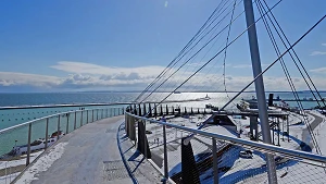 Blick auf die Mole von der Hängebrücke aus