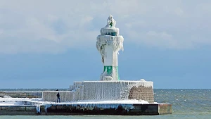 Der Sassnitzer Leuchtturm vereist im Winter