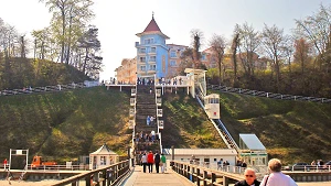 Treppe und Aufzug zur Seebrücke