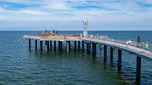 Seebrückenkopf mit Sitzplätzen und Glockenturm