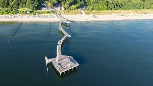 wellenförmiger Steg der Seebrücke