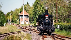 Lok der Angelner Dampfeisenbahn unterwegs