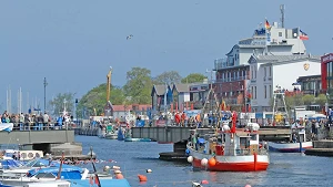 Brückendrehung – Saisoneröffnung in Warnemünde