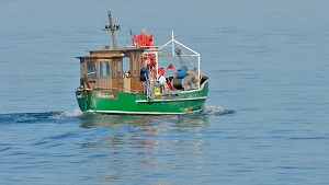 Fischkutter fährt auf die Ostsee hinaus