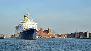 Kreuzfahrtschiff verlässt den Hafen, Presse HWI